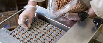 Mitarbeiter bei der Arbeit in der Produktion Mitarbeiter bei der Arbeit in der Produktion